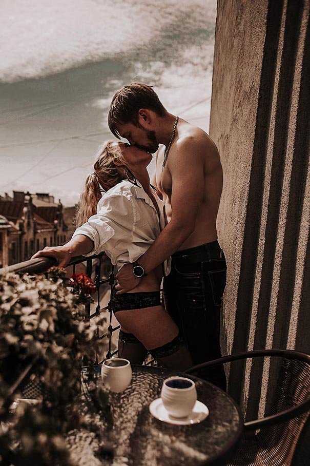Cute-couple-photoshoot-on-the-balcony-OpenMity